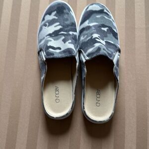 NWT Abound canvas slip-on 10